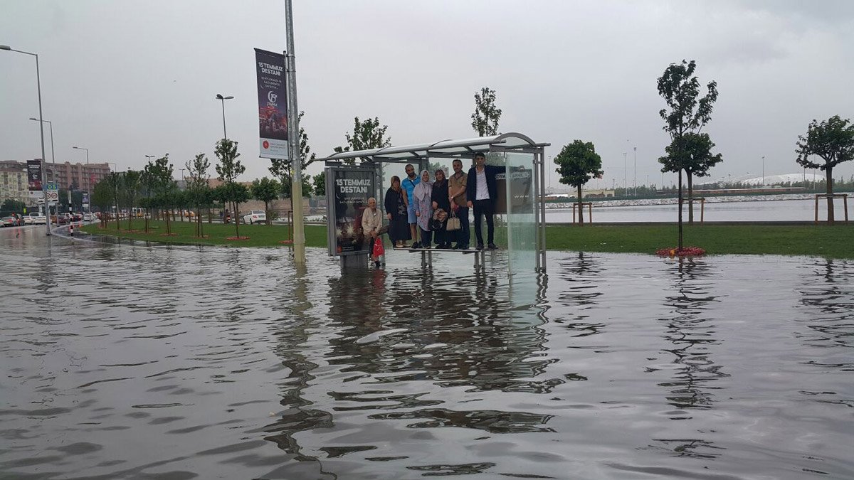 İstanbul'da kuvvetli sağanak yağmur etkili oluyor. Aniden bastıran yağmur nedeniyle birçok yerde su baskını meydana geldiği belirtiliyor. Yollarda mahsur kalan araçlar var. Meteoroloji'den de aşırı yağış konusunda yeni uyarı geldi, Marmara Bölgesi aşırı yağışlardan etkilenecek birçok bölgede sel riski var...