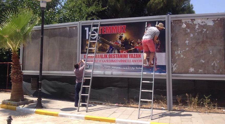 15 Temmuz afişlerini parçalayan 3 kişi tutuklandı