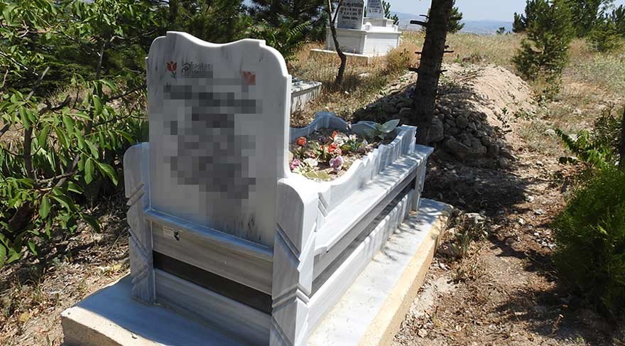 Mezar taşındaki isim ortalığı karıştırdı!