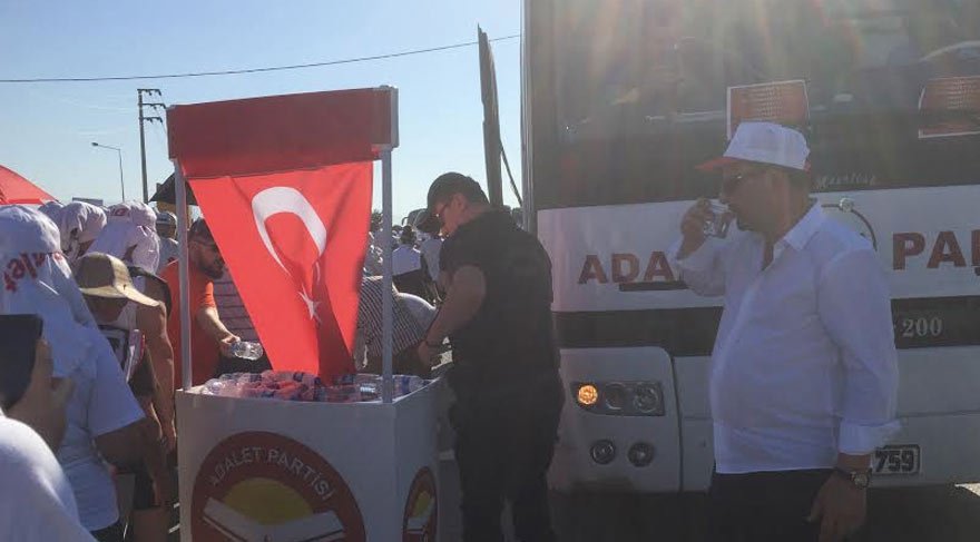 Adalet Partisi Genel Başkanı Vecdet Öz ve yardımcıları Adalet Yürüyüşü'ne katıldı. Partililer ise yürüyüşçülere su dağıttı