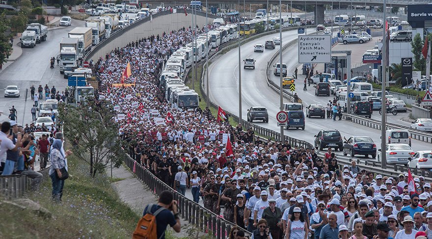 Büyük adalet yürüyüşü gülümsemeyi de öğretti