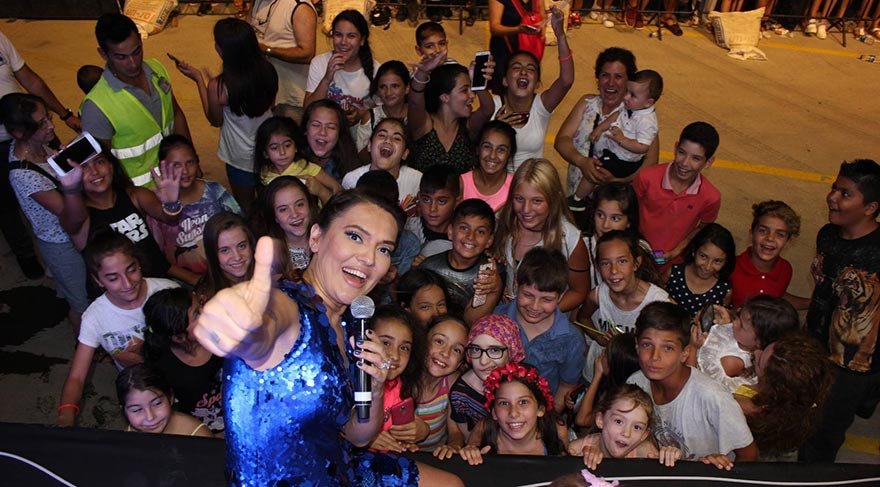 Sanatçı Demet Akalın, Kuşadası’nda konser verdi