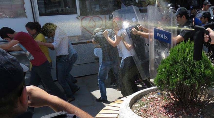Ankara’da Nuriye Gülmen ve Semih Özakça protestosuna müdahale