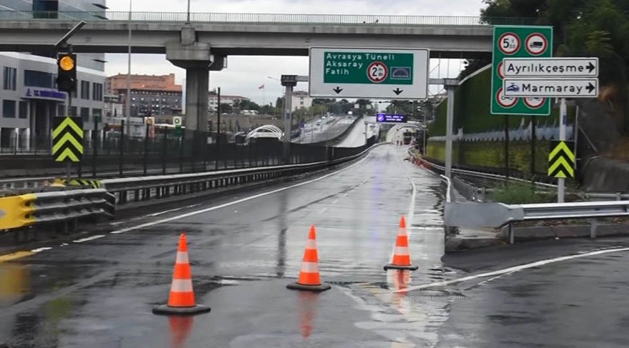 Foto: DHA / Kuvvetli sağanak yağmurun etkili olduğu İstanbul'da Avrasya Tüneli çift yönlü olarak ulaşıma kapatıldı