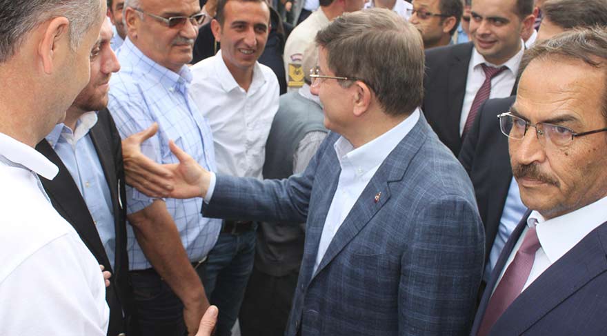 Terör örgütü yol kesip araç yaktı