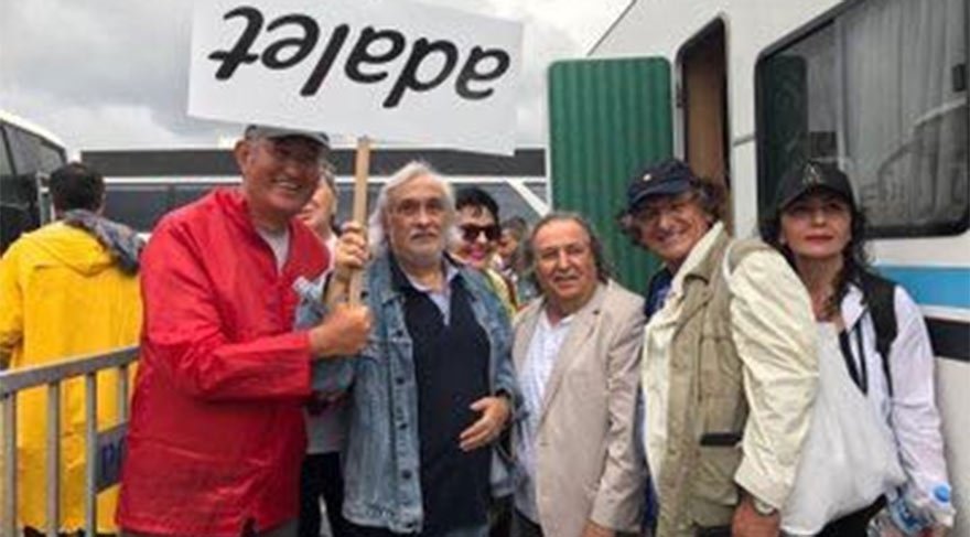 Soldan sağa: CHP İzmir Milletvekili Atila Sertel, Müjdat Gezen, Avukat Celal Ülgen