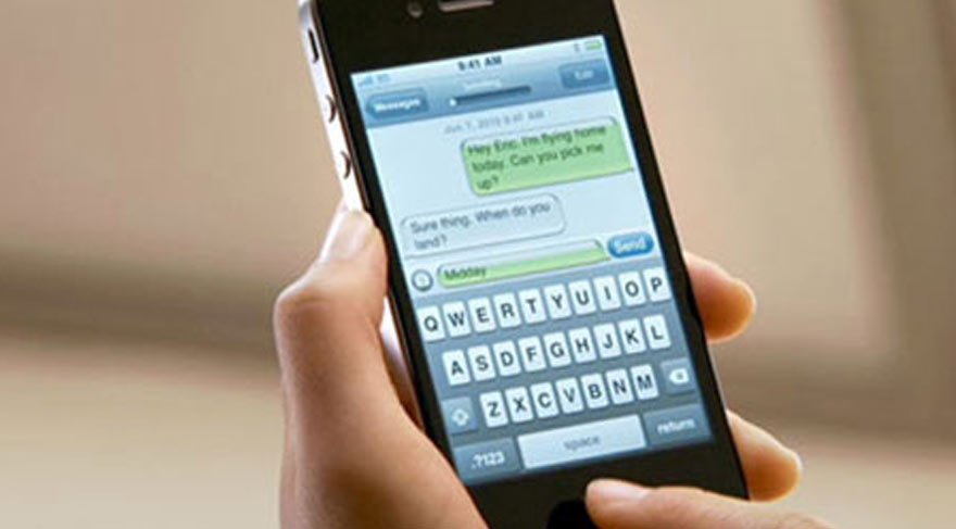 Yolda yürürken telefonla mesajlaşmak yasaklandı