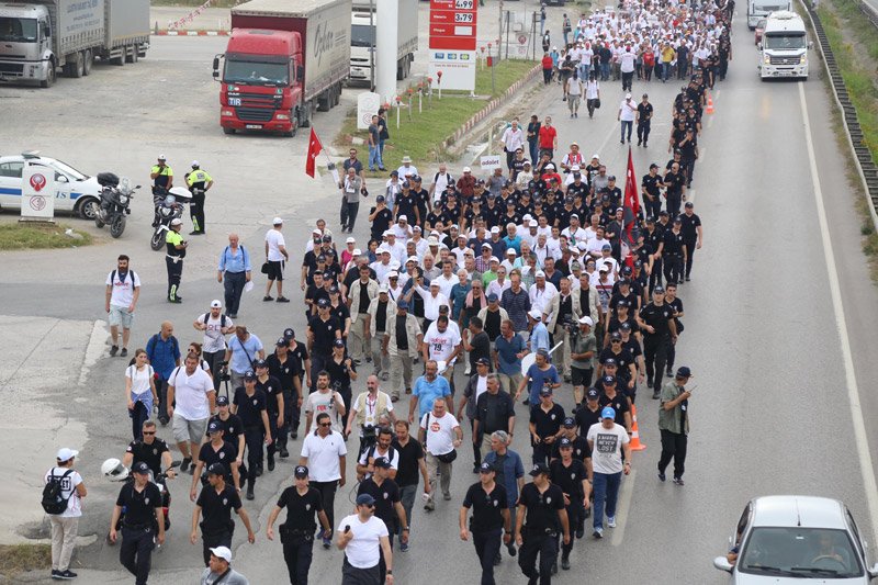 FOTO:DHA - Çevik kuvvet, Kılıçdaroılu'nun etrafında etten duvar ördü.