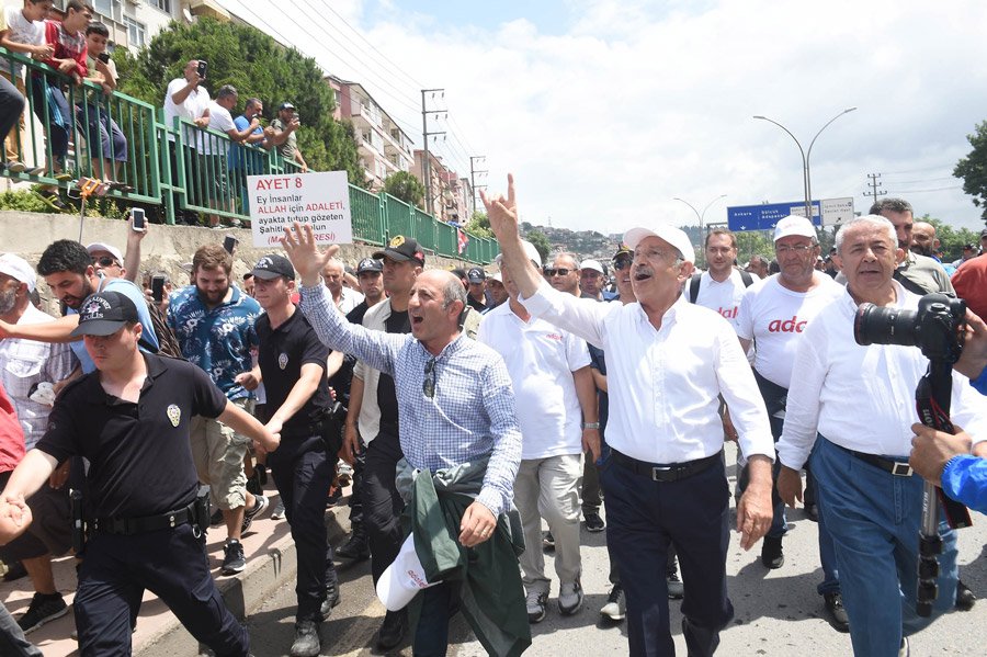 FOTO:DHA - Kılıçdaroğlu, Derince'de kendisine bozkurt işareti yapanlara böyle karşılık verdi...