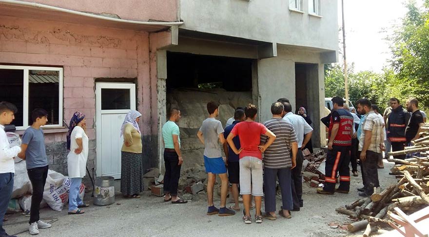 Duvar devrildi: 3’ü çocuk 4 yaralı