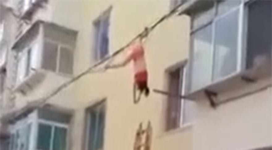 Sevgilisinin eşine yakalandı, iç çamaşırlarıyla pencereden atladı!