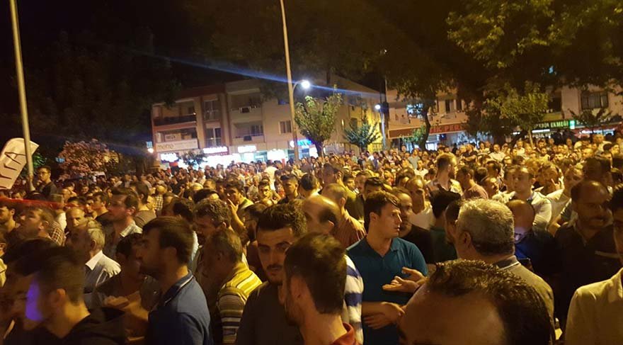Olayı bir terör saldırısı zannederek adliye çevresinde toplanan vatandaşlar sloganlar attı.