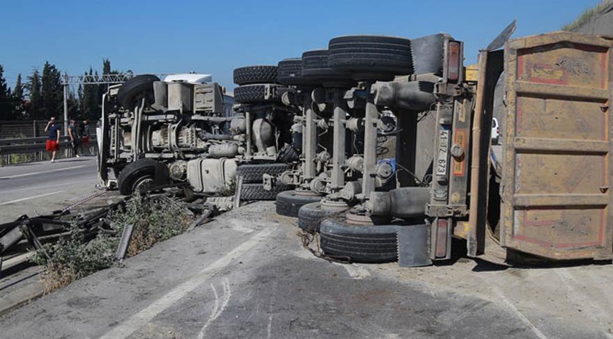 Hafriyat kamyonu, işçileri taşıyan servise çarptı