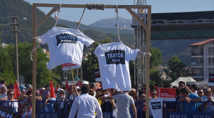 Darbecilerin ‘Hero’ tişörtüne karşı ‘traitor’ tişörtü