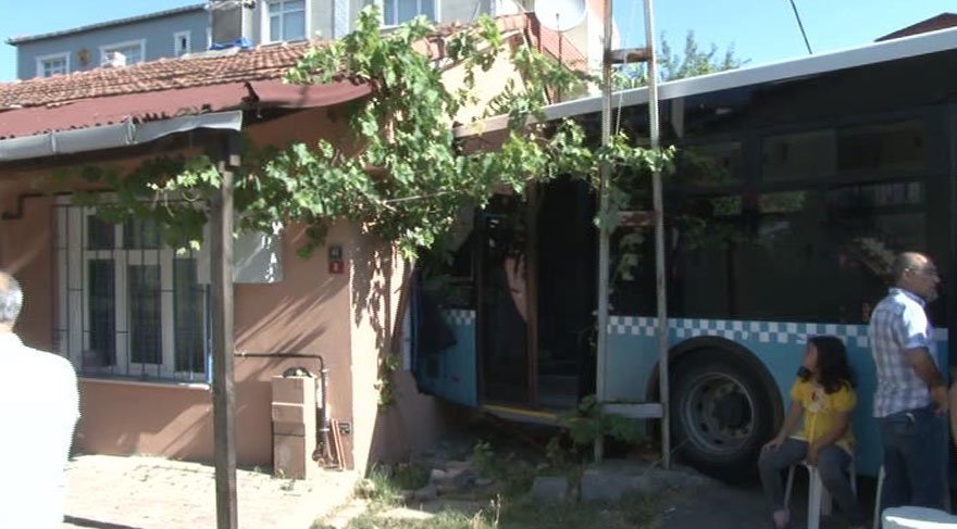 Halk otobüsü eve girdi