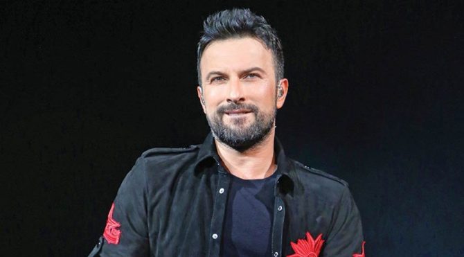 Tarkan klasik erkek giyimin sınırlarını sorgulatıyor ...