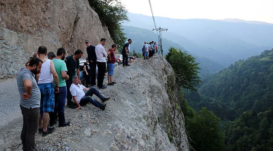 iş adamları dereye uçtu! Biri çıktı diğeri…