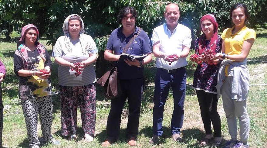 Afyon Sultandağı Belediye Başkanı Osman Acar (soldan üçüncü), üreticilerle birlikte arkadaşımız Aydın Demir'e sektörü değerlendirdi.