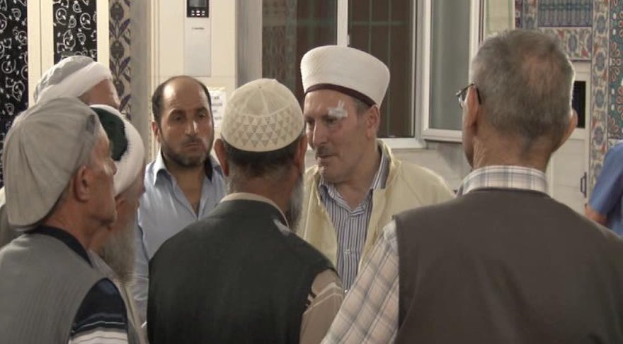 Cami bahçesine maytap atıp imam ve kardeşini dövdüler!