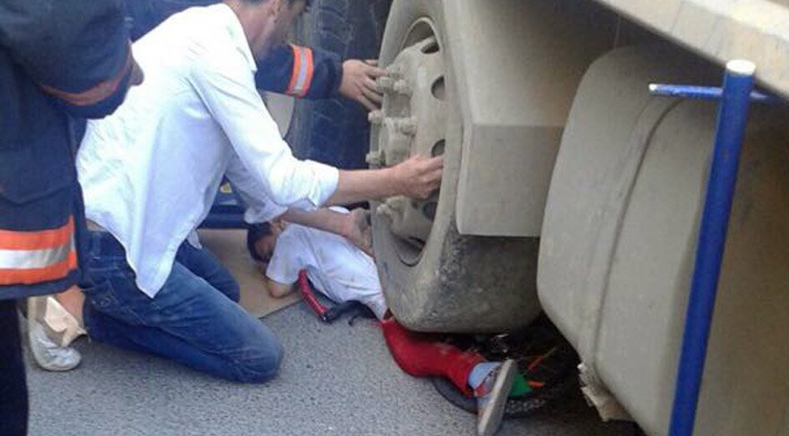 Hafriyat kamyonun altında kaldı, şans eseri kurtuldu