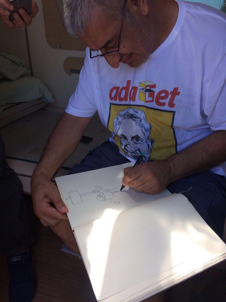 FOTO:SÖZCÜ Yürüyüşe 'Lemancı' karikatüristler de katıldı. Mola esnasında Kılıçdaroğlu'nu da ziyaret eden karikatüristler yürüyüş özel defterine karikatür de çizdi.