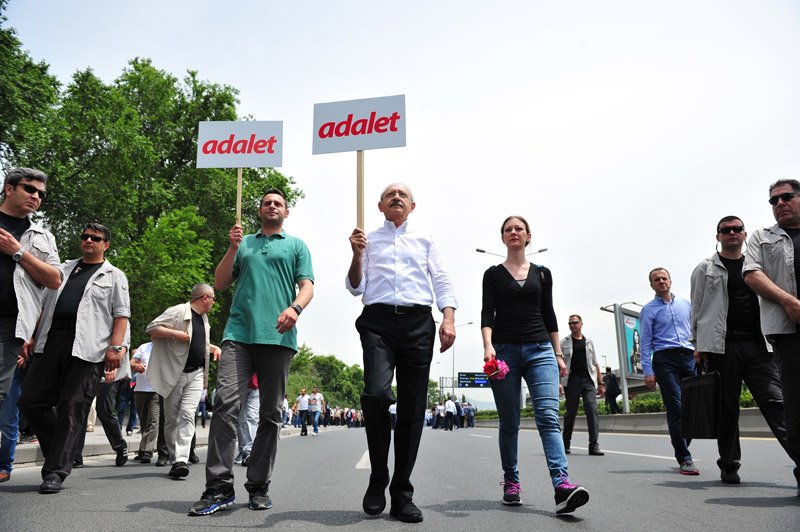 FOTO:İHA - Kerem Kılıçdaroğlu, Adalet Yürüyüşü'ne nişanlısı Mine Alşan'la birlikte katılmıştı.