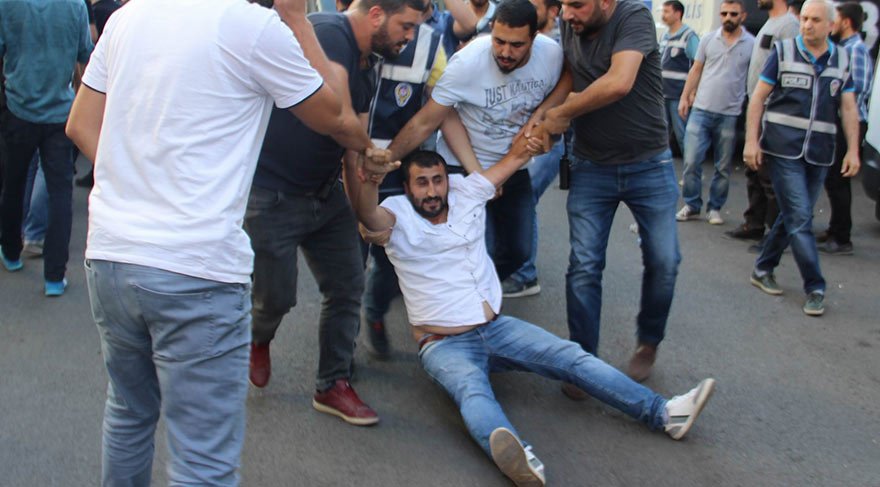 Memurlara polis müdahalesi: 32 gözaltı