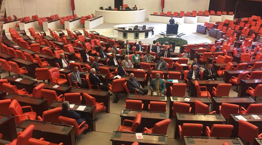 CHP’lilerin TBMM’deki iç tüzük eylemi devam ediyor