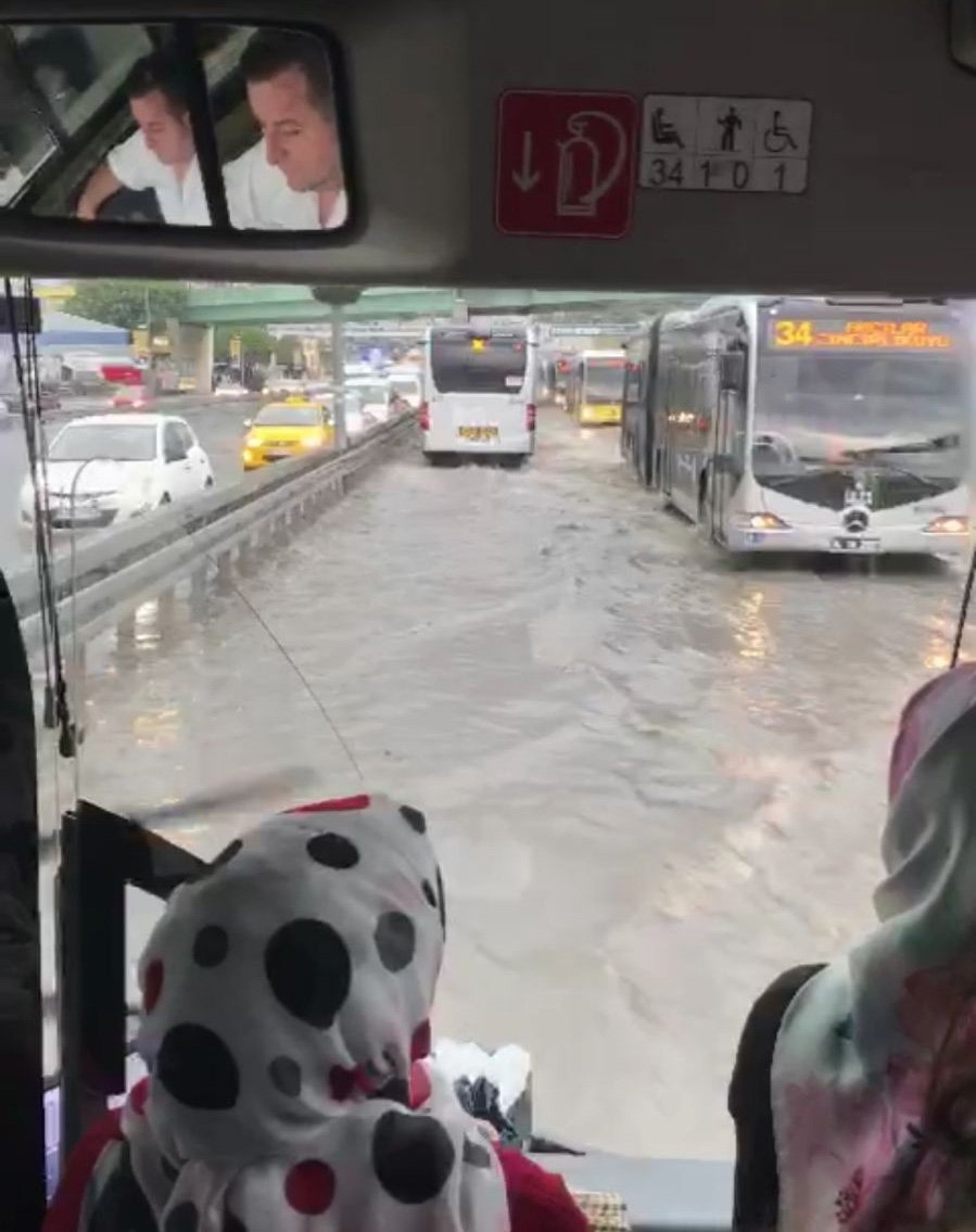 FOTO:SÖZCÜ- Metrobüs yolu da su altında kaldı.