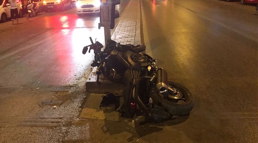 Motosiklet trafik lambasına çarptı: 1 kişi hayatını kaybetti