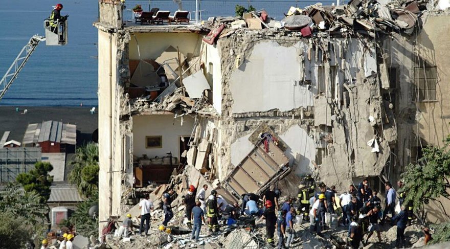 İtalya’da 5 katlı bina çöktü