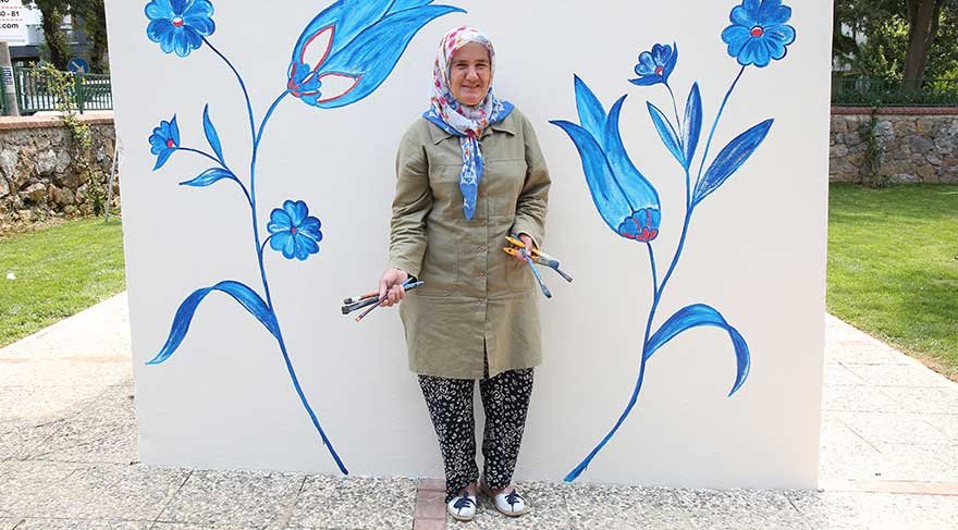 Nuran Teyze, Germiyan’dan Kadıköy’e duvarları boyamaya geldi