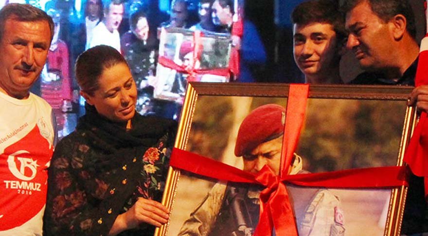 Şehit Halisdemir’in kardeşi gözyaşlarını tutamadı