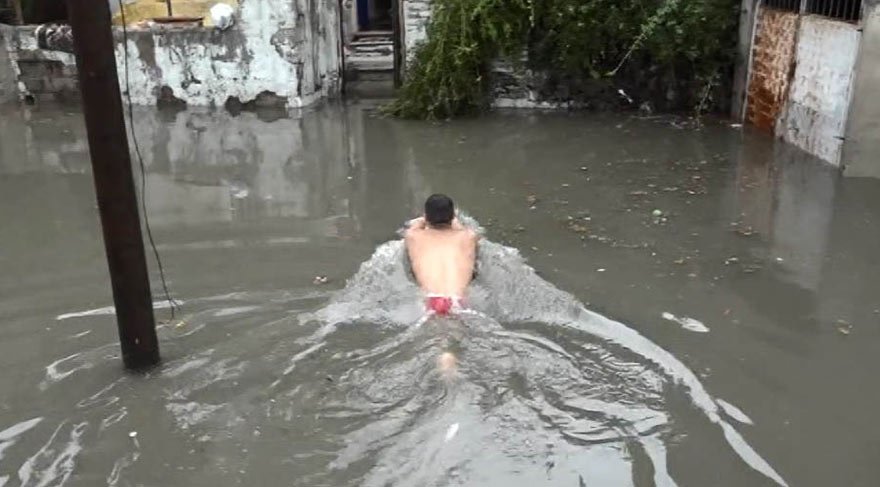 İstanbul’un göbeğinde poğaça almaya yüzerek gitti