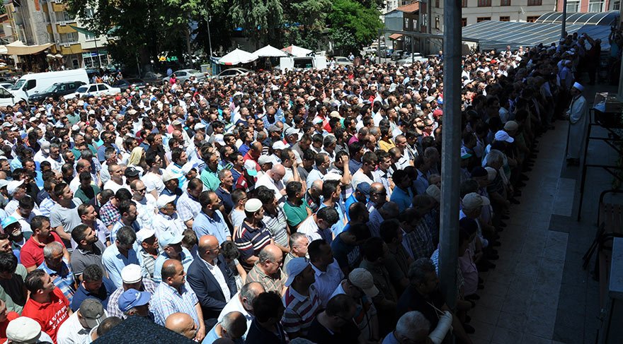 KÜTAHYA'NIN SİMAV İLÇESİ'NDE, UĞRADIĞI BIÇAKLI SALDIRIDA AĞIR YARALANAN SİMAV GENC İŞADAMLARI DERNEĞİ (SİMGİAD) YÖNETİM KURULU BAŞKANI FATİH AYDAR, TOPRAĞA VERİLDİ.