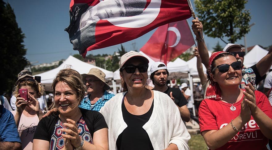 ADALET YÜRÜYÜŞÜ 18.GÜNÜNDE DEVAM EDERKEN,TİYATROCU MELEK BAYKAL (ORTA) VE SUNUCU SAHRAP SOYSAL (SOL) DA YÜRÜYÜŞE KATILDI.