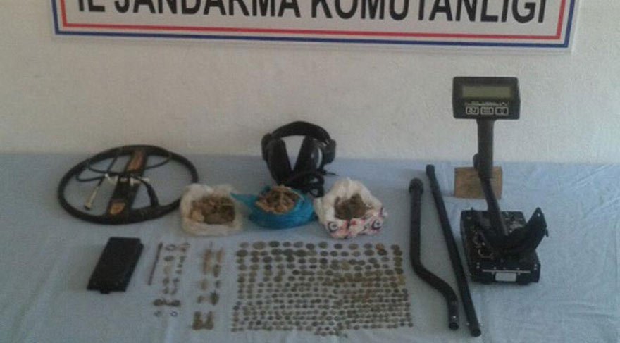 Evinde Roma ve Bizans dönemine ait 310 sikke ele geçirildi