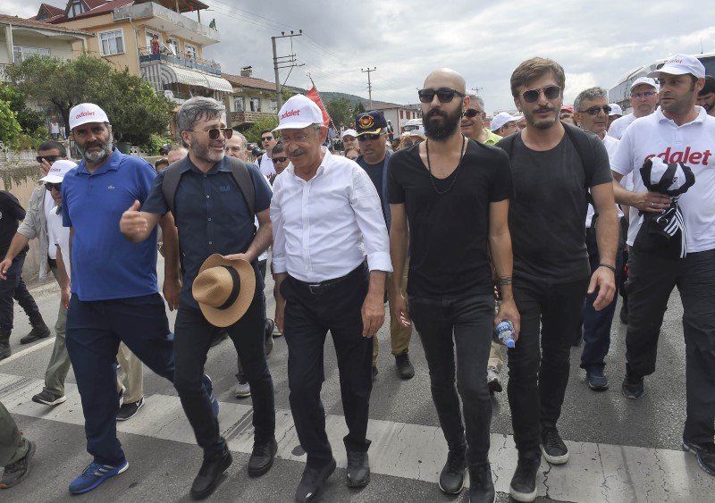 Ünlü müzik grubu 'Grup Red' Kemal Kılıçdaroğlu'yla birlikte yürüyenler arasındaydı.