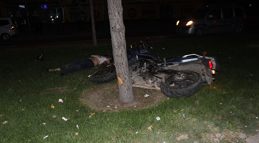 Motosiklet ağaca çarptı:1 ölü, 1 ağır yaralı