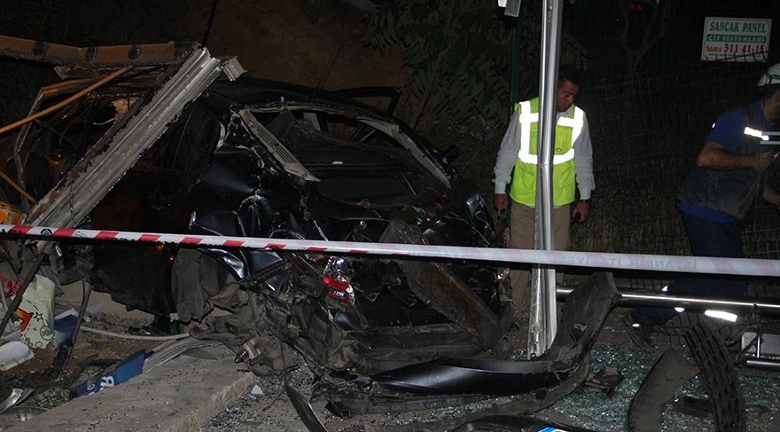 Kadıköy’de otomobil otobüs durağına daldı; 1 ölü