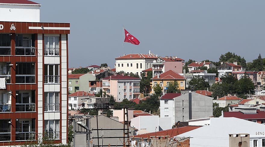 Atatürk Evi’ne dev Türk bayrağı
