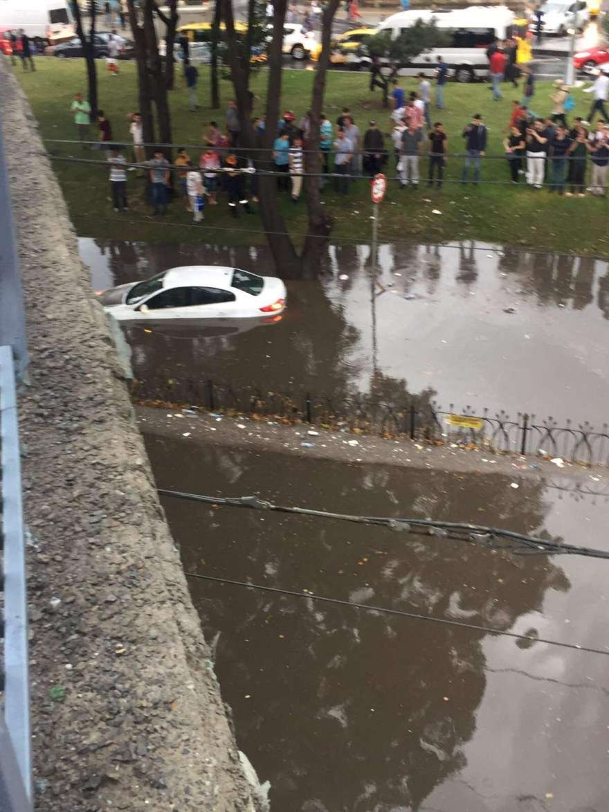 Yollarda mahsur kalan araçlar var. Meteoroloji'den de aşırı yağış konusunda yeni uyarı geldi, Marmara Bölgesi aşırı yağışlardan etkilenecek birçok bölgede sel riski var...