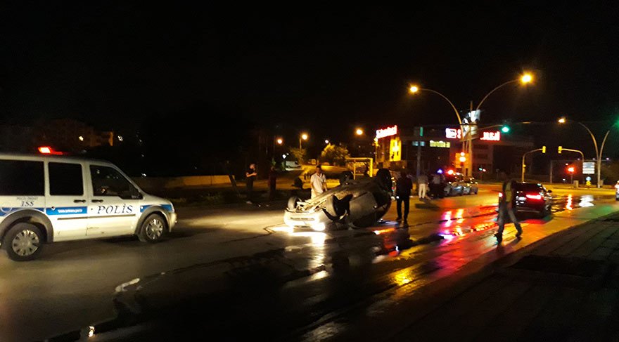Polis aracı takla attı; 2 polis yaralı