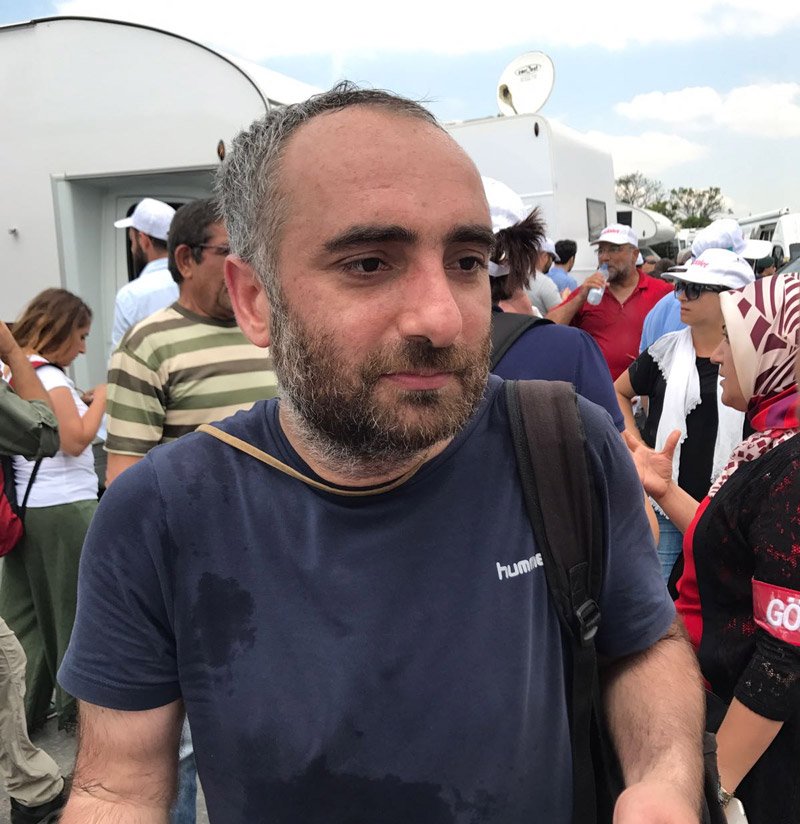 Yürüyüşü takip eden gazeteci İsmail Saymaz, "Bugüne kadar birçok eylem takip ettim hatta İstanbul'dan Ankara'ya işçilerle yürüdüm 18 yıllık gazetecilik hayatımda bu eylemi şöyle ayırırım. Benim karşılaştığım en nazik en zarif eylem. Bunun gibi başka bir eylemle karşılaşmadım. AKP'liler Rabia işareti yapıp protesto ederken yürüyüşçüler nazik bir şekilde protestoları alkışladılar. Bu yürüyüş tarihe nezaketi ile girecek" dedi.