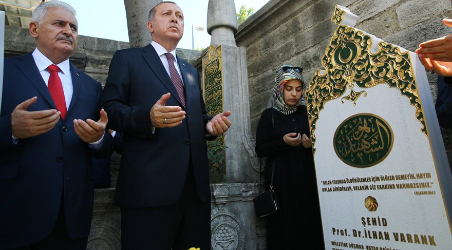 Foto: DHA - Cumhurbaşkanı Erdoğan ve Başbakan Yıldırım, şehit İlhan Varan'ın mezarı başında dua okudu