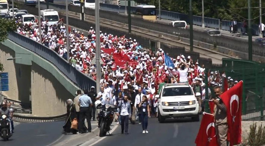 Foto: DHA - Çok sayıda vatandaş 15 Temmuz Şehitliği'ne yürüyerek geldi