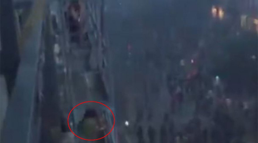 Sokaklar yangın yerine döndü, onlar balkonda seks yaptı