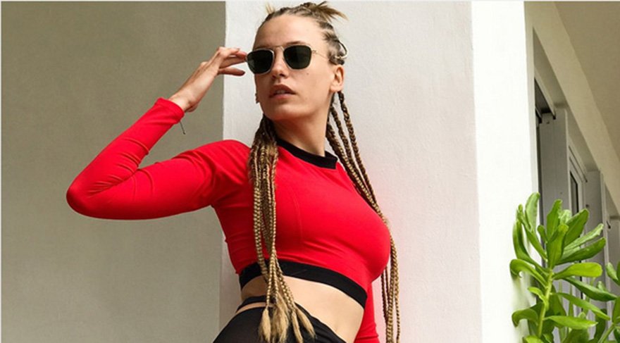 Serenay önce göğüs dekoltesi ardından mini etek…