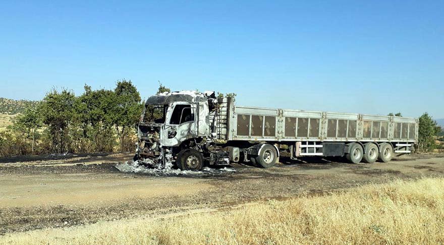 Lice’de yol kesip, TIR yaktılar