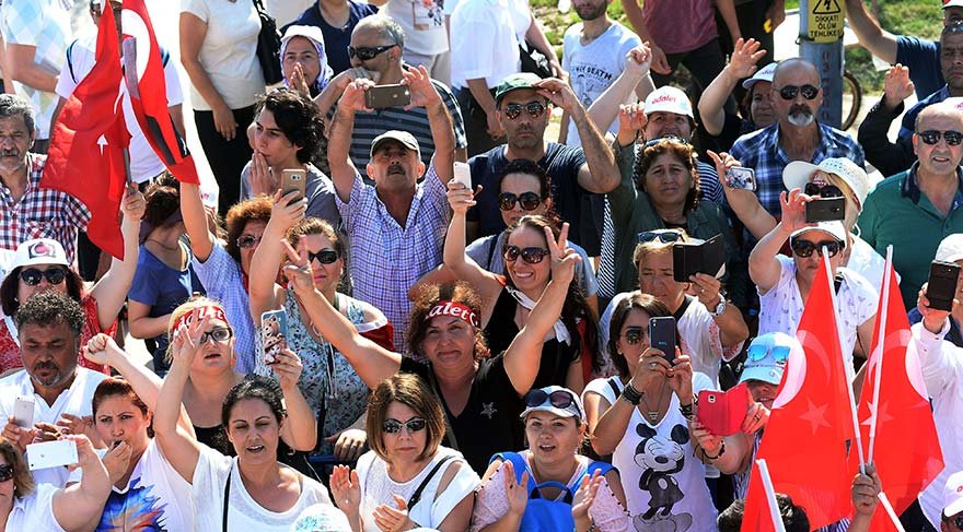 Sanatçılar Livaneli’ye eşlik etti
